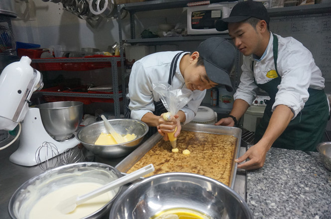  Lê Văn Tuấn và Tô Hữu Chương (từ trái qua) nghiên cứu các công thức phát triển bánh dế