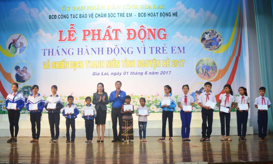 Tặng học bổng cho trẻ em nghèo vượt khó học giỏi. Ảnh: Đ.Y