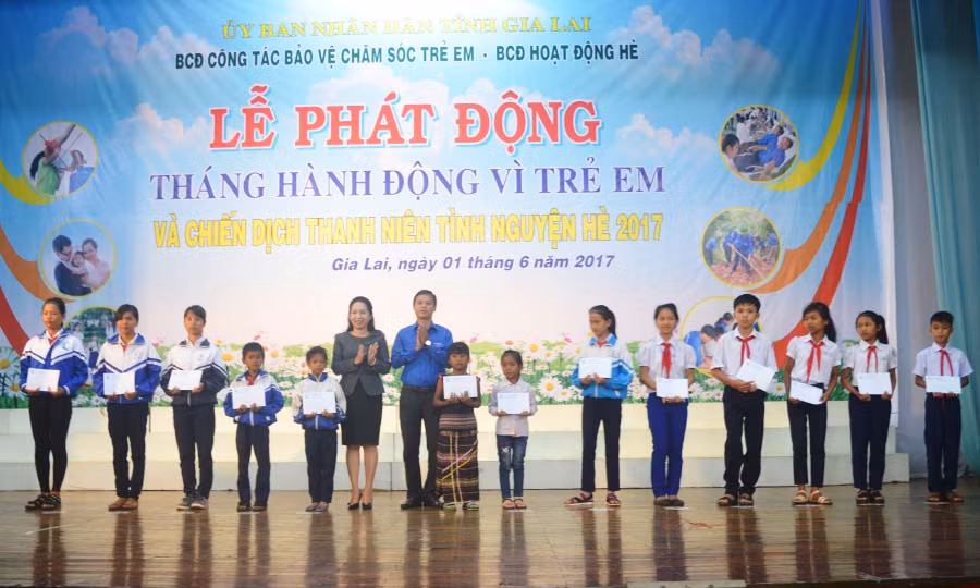 Tặng học bổng cho trẻ em nghèo vượt khó học giỏi. Ảnh: Đ.Y
