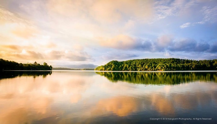  Là nước hồ hay là nước mắt.