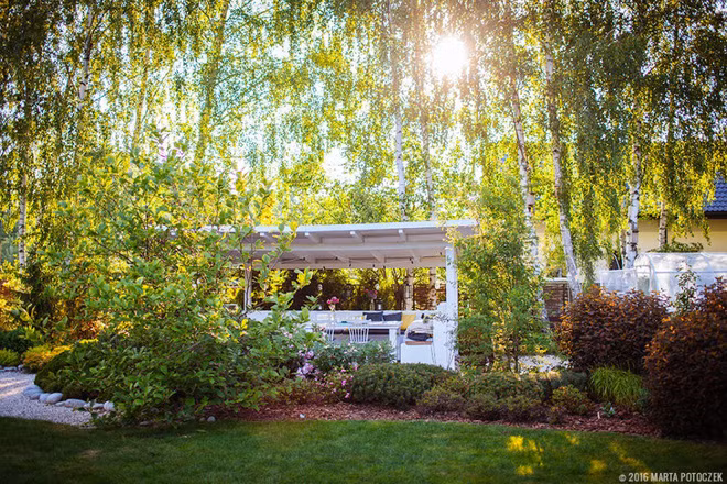 Những cành cây xanh tươi rủ xuống bao phủ không gian sinh hoạt chung này gợi nhớ về những câu chuyện cổ tích ngày xưa.