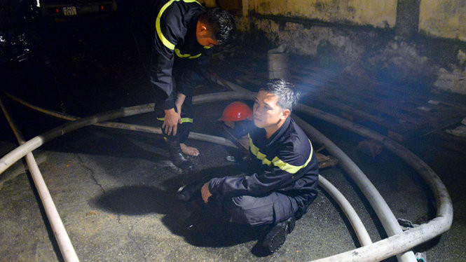 Nét mệt mỏi hiện rõ trên gương mặt Nam khi kim đồng hồ chỉ gần 5h sáng - tức chỉ vài giờ nữa là đến giờ thi 