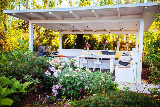 Một bộ bàn ghế nhỏ kèm chỗ ngồi cố định dài giúp gia đình và bạn bè của bạn thoải mái vui chơi, hưởng thụ và trò chuyện cùng nhau.