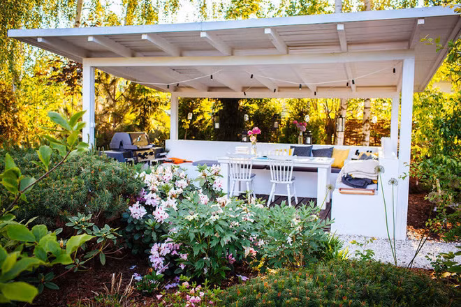 Một bộ bàn ghế nhỏ kèm chỗ ngồi cố định dài giúp gia đình và bạn bè của bạn thoải mái vui chơi, hưởng thụ và trò chuyện cùng nhau.