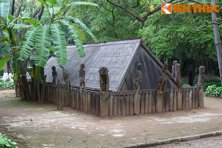 Nhà mồ Gia Rai được dựng theo kết cấu, hai mái lớn hình thang cân, hai đầu hồi đều hình tam giác cân, vách được ghép kín bằng những thân cây gỗ.