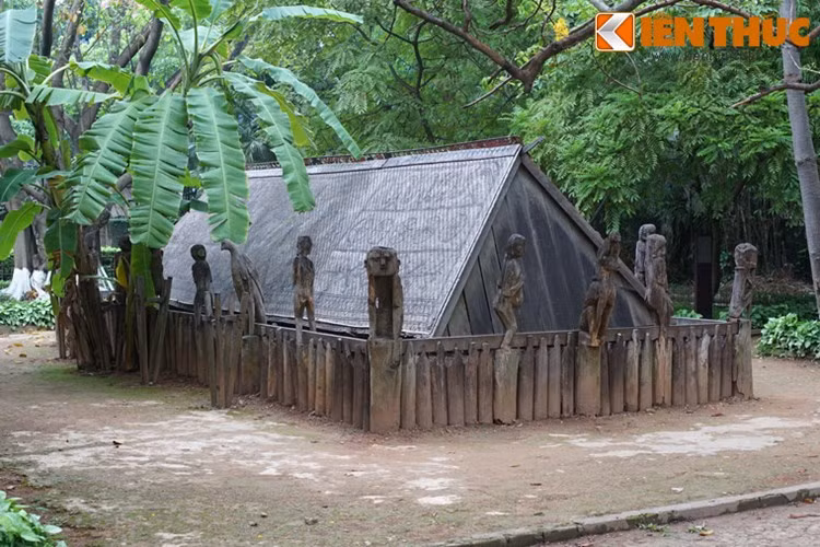 Nhà mồ Gia Rai được dựng theo kết cấu, hai mái lớn hình thang cân, hai đầu hồi đều hình tam giác cân, vách được ghép kín bằng những thân cây gỗ.