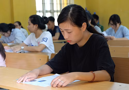 Thí sinh bước vào ngày thi đầu tiên của kỳ thi THPT quốc gia 2017.