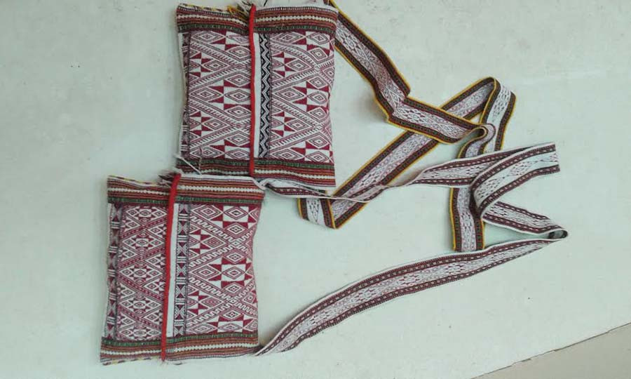Túi thổ cẩm của người Bahnar. Ảnh: Hà Duyệt