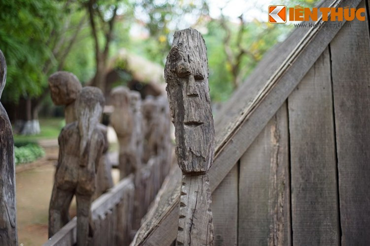 Các loại hình tượng khác của nhà mồ Gia Rai gồm tượng mặt dài, tượng trưng cho hình ảnh của bram - người hoá trang trong nghi thức cuối cùng trong lễ bỏ mả của người Gia Rai.