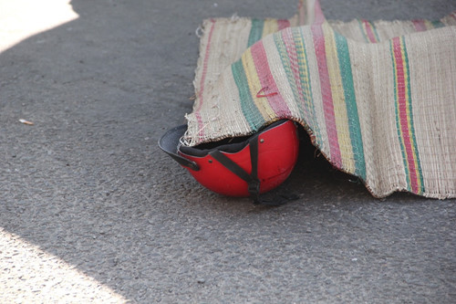 Mũ bảo hiểm của nạn nhân tại hiện trường Mũ bảo hiểm của nạn nhân tại hiện trường