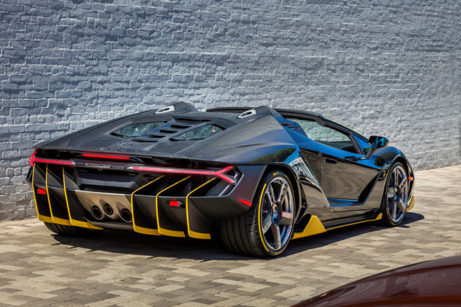 Mẫu xe vừa đến Mỹ sở hữu thân xe bằng sợi carbon. Các điểm nhấn màu vàng chạy dọc thân và đuôi xe Mẫu xe vừa đến Mỹ sở hữu thân xe bằng sợi carbon. Các điểm nhấn màu vàng chạy dọc thân và đuôi xe