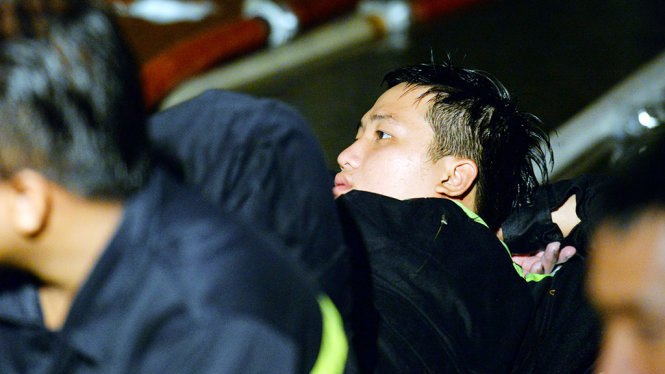 Nam nằm bệt xuống nền đất do kiệt sức vì phải liên tục hít khói bụi từ đám cháy bốc ra