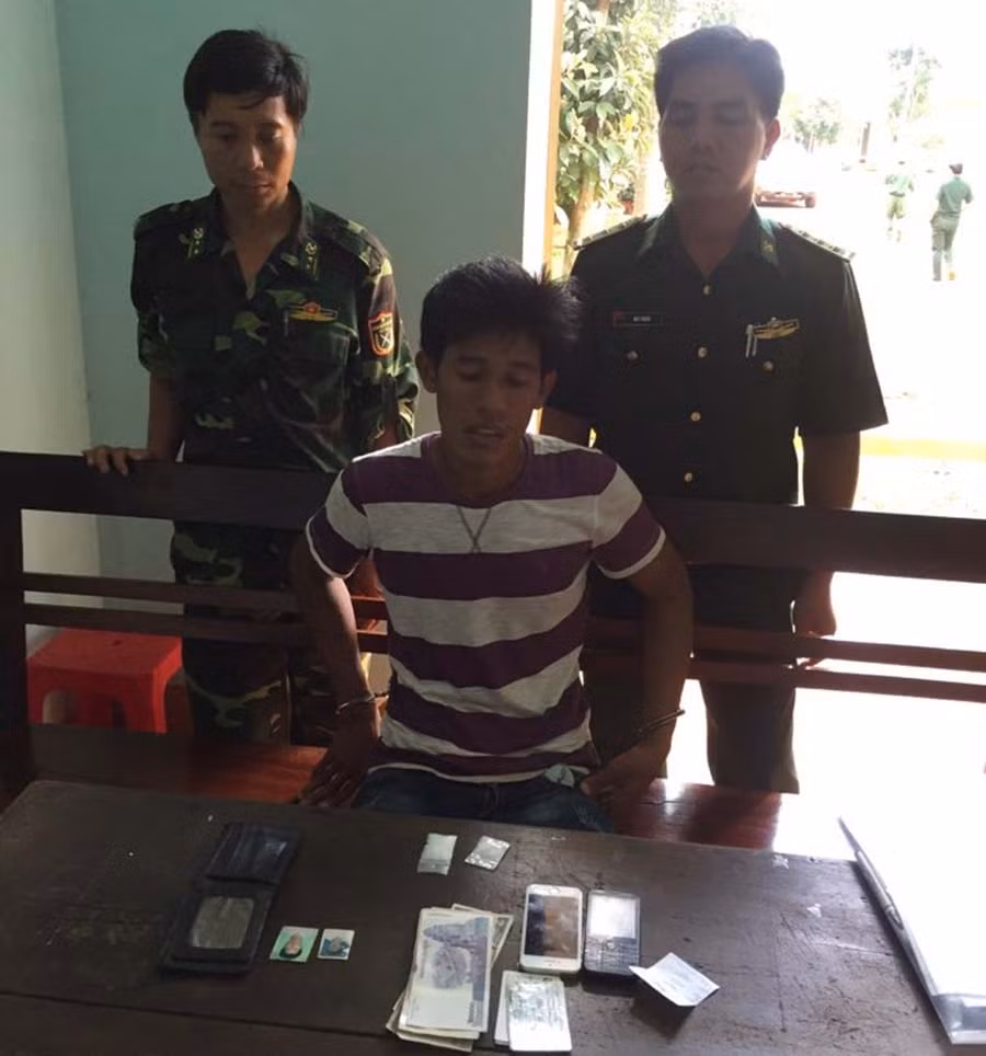 Đối tượng Sok Kosol mặc áo kẻ sọc tại cơ quan điều tra. Ảnh: Ngọc Thu