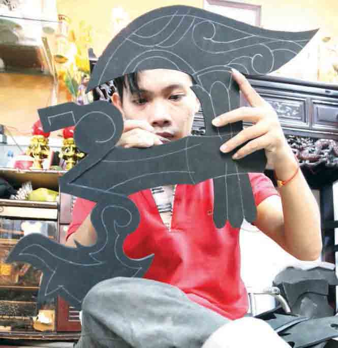 Đặng Duy Hải kiếm tiền từ việc làm những phụ kiện cho các nhân vật hóa thân. Đặng Duy Hải kiếm tiền từ việc làm những phụ kiện cho các nhân vật hóa thân