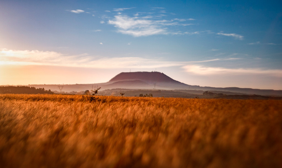Núi Hàm Rồng (Gia Lai) trong một ngày nắng đẹp. Nơi đây được xem như là nóc nhà của Pleiku