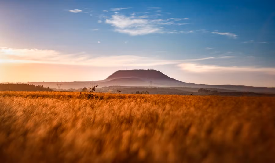 Núi Hàm Rồng (Gia Lai) trong một ngày nắng đẹp. Nơi đây được xem như là nóc nhà của Pleiku