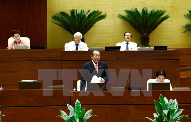 Phó Thủ tướng Thường trực Trương Hòa Bình thay mặt Thủ tướng Chính phủ báo cáo và làm rõ thêm những vấn đề thuộc trách nhiệm của Chính phủ. (Ảnh: An Đăng/TTXVN) Phó Thủ tướng Thường trực Trương Hòa Bình thay mặt Thủ tướng Chính phủ báo cáo và làm rõ thêm những vấn đề thuộc trách nhiệm của Chính phủ. (Ảnh: An Đăng/TTXVN)