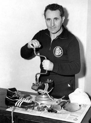 Adi Dassler - cuộc đời xoay quanh những đôi giày.