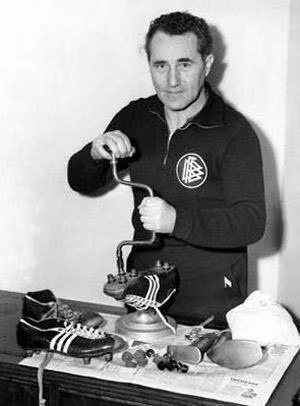Adi Dassler - cuộc đời xoay quanh những đôi giày.