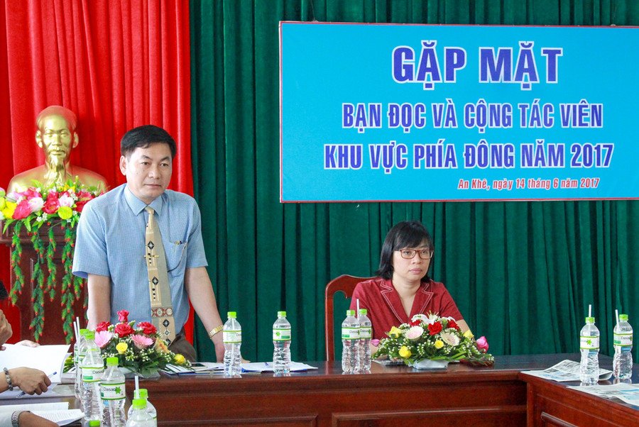 Ông Huỳnh Kiên-Tổng Biên tập Báo Gia Lai thông tin khái quát về tờ báo đến bạn đọc, cộng tác viên. Ảnh: Hồng Thi