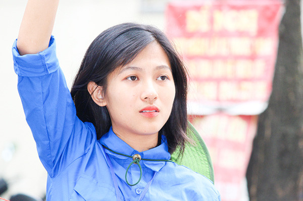 Các bạn tình nguyện viên nhiệt tình giúp đỡ các thí sinh. Các bạn tình nguyện viên nhiệt tình giúp đỡ các thí sinh.