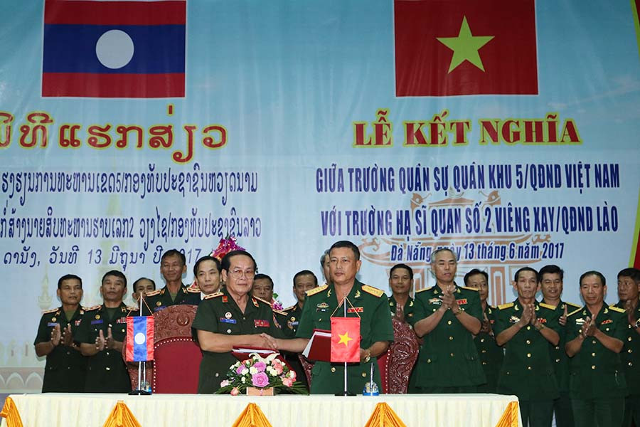 Lãnh đạo hai nhà trường ký kết biên bản ghi nhớ. Ảnh: Việt Hùng