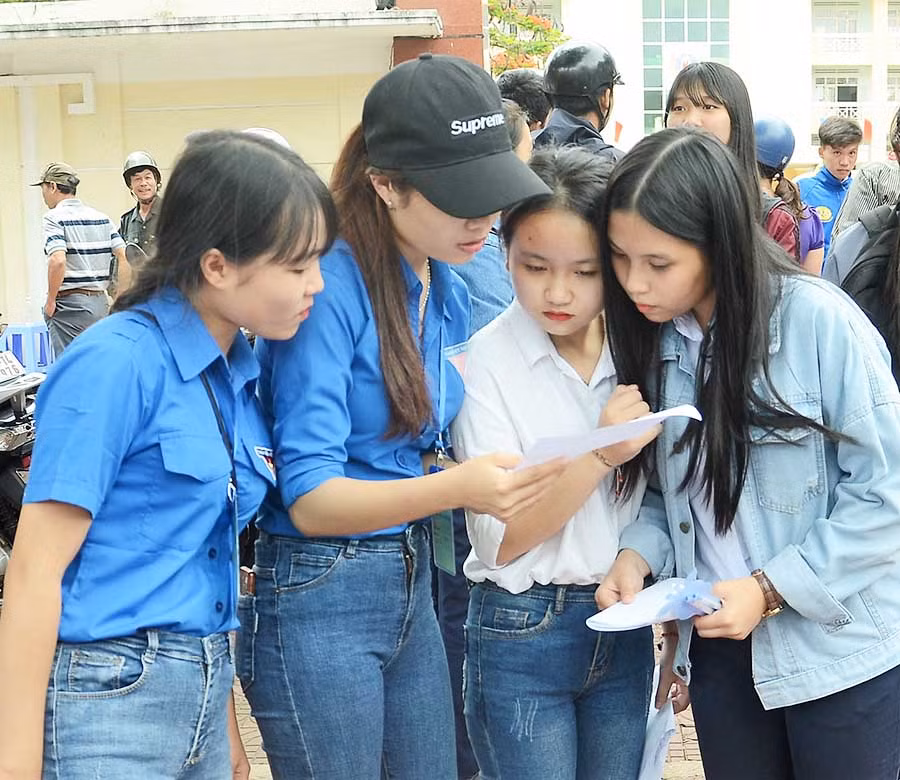 Cùng nhau thảo luận đề của môn thi đầu tiên. Ảnh: Phương Vi 3 Cùng nhau thảo luận đề của môn thi đầu tiên. Ảnh: Phương Vi