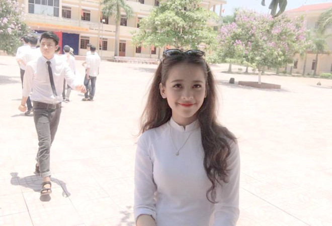 Lâm Oanh xinh đẹp trong tà áo dài ngày bế giảng.
