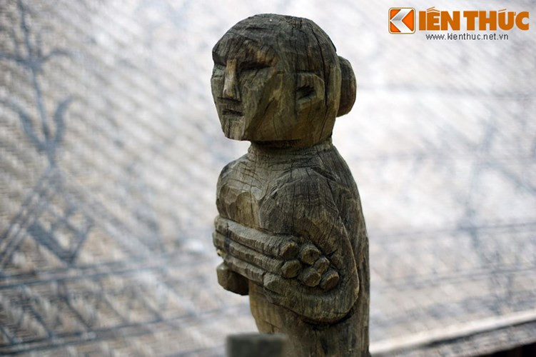 Tượng thể hiện cảnh sinh hoạt đời thường như phụ nữ ôm ống cơm lam, hai người chải tóc cho nhau, vỏ bầu nậm...