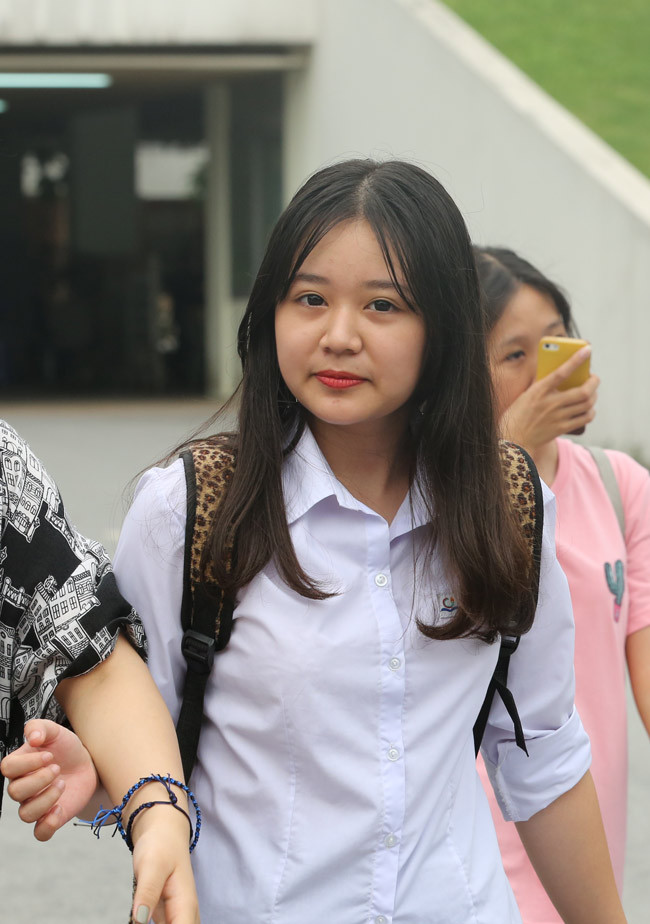 Các thí sinh tại điểm trường chuyên Amsterdam tươi tắn khi hoàn thành bài thi Ngoại ngữ.