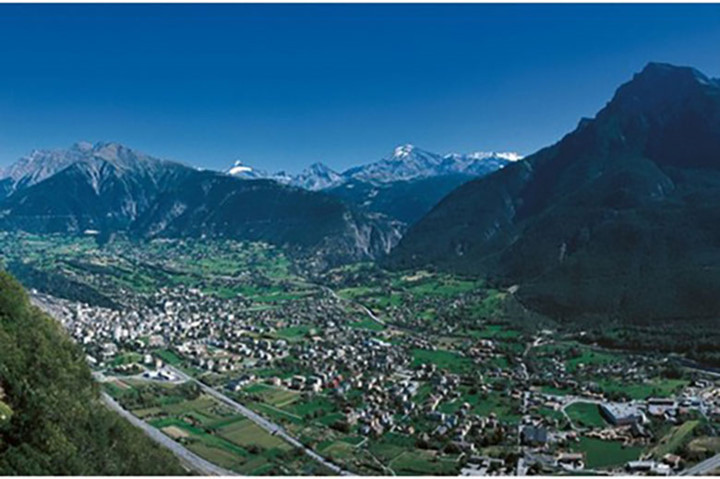 Thung lũng Simplon, Ý: Thung lũng này là một phần của dãy Alps, nằm giữa hai dãy núi có tên là Pennine và Lepontine. Thung lũng Simplon được bao quanh bởi các ngọn núi cao gần 4000 m. Điều đặc biệt là Thung lũng này nằm giữa cả Thụy Sĩ và Ý nên du khách có thể ngắm cảnh thung lũng từ cả hai quốc gia. Thung lũng Simplon, Ý: Thung lũng này là một phần của dãy Alps, nằm giữa hai dãy núi có tên là Pennine và Lepontine. Thung lũng Simplon được bao quanh bởi các ngọn núi cao gần 4000 m. Điều đặc biệt là Thung lũng này nằm giữa cả Thụy Sĩ và Ý nên du khách có thể ngắm cảnh thung lũng từ cả hai quốc gia.