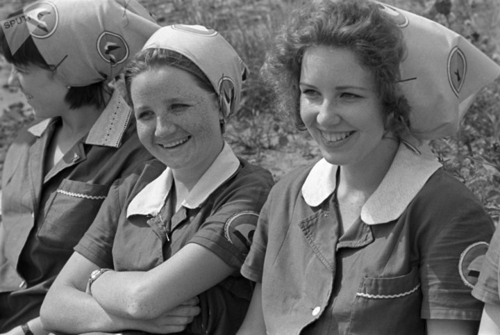  Nụ cười rạng ngời của các nữ thợ dệt.