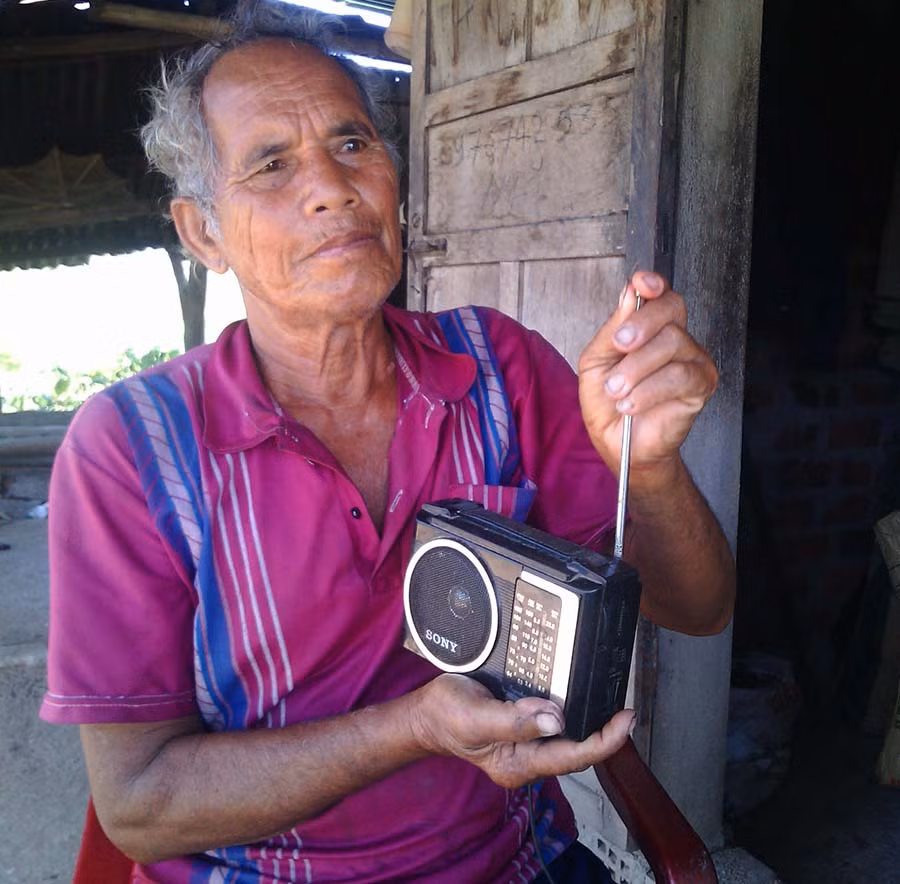Ông Đinh Đi bên chiếc đài FM của mình. Ảnh: Hồng Hạnh