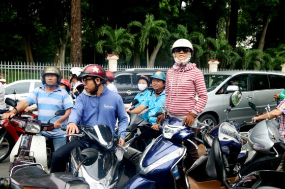 Phụ huynh ngóng con, quá lo lắng đến nỗi đứng ngồi không yên.