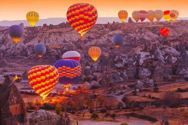 Những chiếc khinh khí cầu bắt đầu hành trình trong ngày mới vào lúc sáng sớm tại núi Cappadocia, Thổ Nhĩ Kỳ. Những chiếc khinh khí cầu bắt đầu hành trình trong ngày mới vào lúc sáng sớm tại núi Cappadocia, Thổ Nhĩ Kỳ.