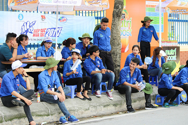 Dù thời tiết khá oi bức nhưng các bạn tình nguyện viên vẫn túc trực tại các điểm thi để sẵn sàng giúp đỡ phụ huynh và học sinh. Dù thời tiết khá oi bức nhưng các bạn tình nguyện viên vẫn túc trực tại các điểm thi để sẵn sàng giúp đỡ phụ huynh và học sinh.