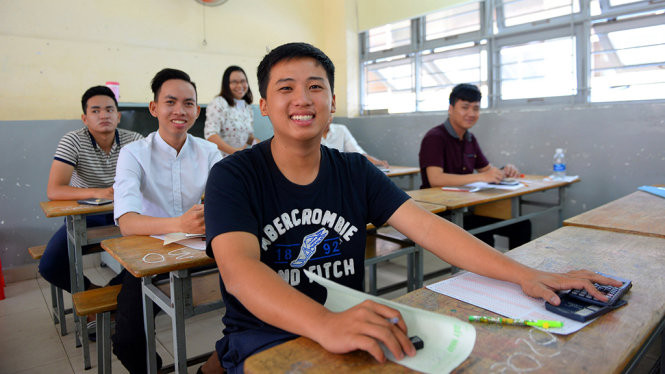  Nam tươi cười trước khi bước vào môn thi