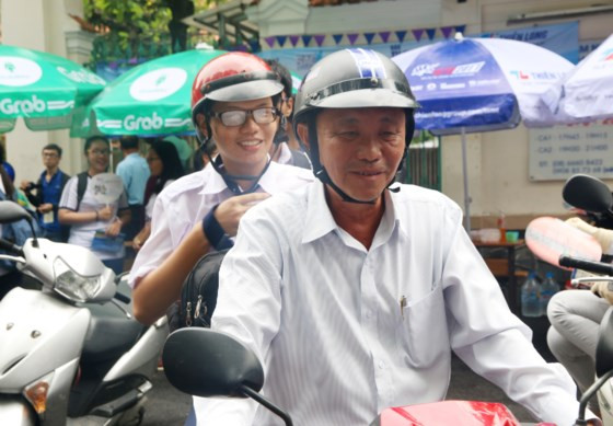 Yêu thương tuy không lời nhưng mang sức mạnh cổ vũ to lớn giúp các sĩ tử hoàn thành tốt kỳ thi.
