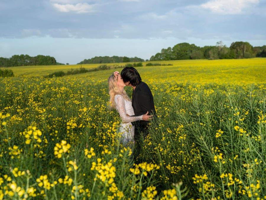 Theo đó, đôi trẻ mặc trang phục cô dâu, chú rể, trao nhau nụ hôn say đắm tại 11 quốc gia trên thế giới.