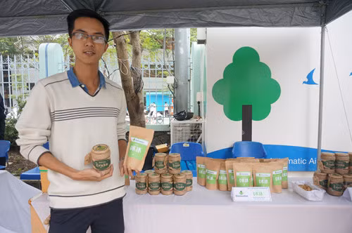 Thành viên của nhóm giới thiệu thực phẩm dinh dưỡng làm từ dế tại phiên chợ nông sản sạch do Viện Nghiên cứu Việt Anh tổ chức