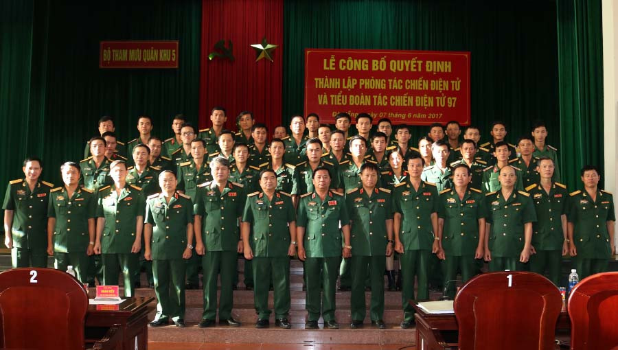  Các đại biểu chụp ảnh lưu niệm với các cán bộ, chiến sĩ lực lượng TCĐT Quân khu 5. Ảnh: Thuận An