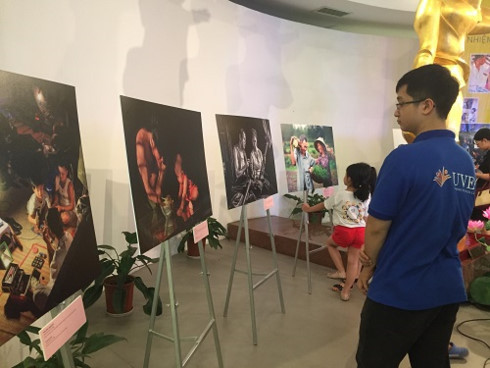 Nhiều khán giả đến với triển lãm. Nhiều khán giả đến với triển lãm.
