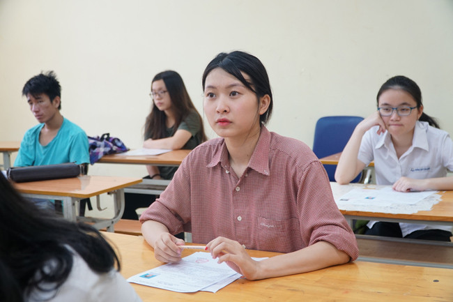 Với sở trường là môn Toán, Lan Anh cho biết khá tự tin về phần làm bài của mình.