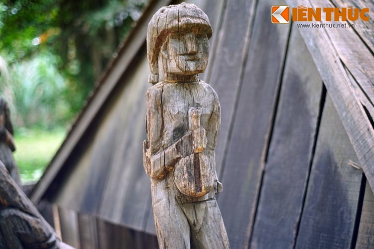 Người Gia Rai tin rằng cái chết chưa phải là hết. Bên cạnh cuộc sống thực tại, vẫn tồn tại một cuộc sống khác đó là thế giới của người chết, của thần linh.