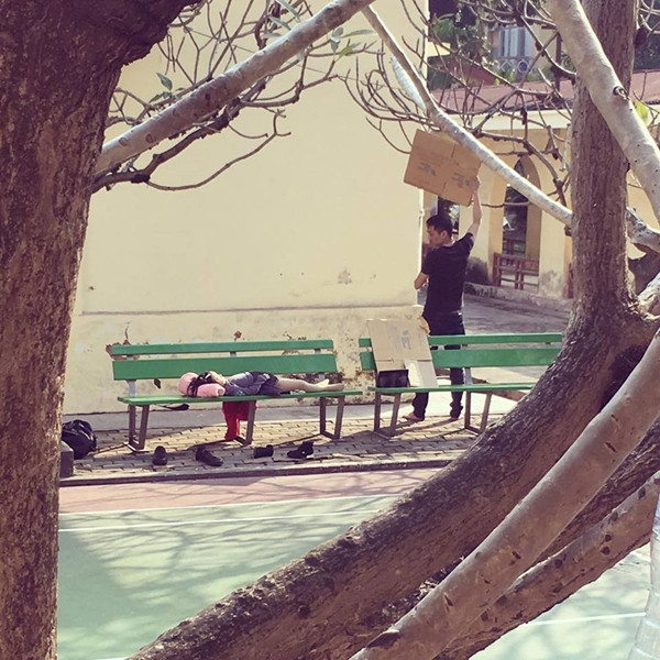 Khoảnh khắc ông bố che nắng cho con ngủ từng 