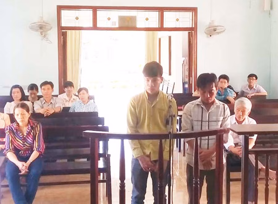  Bị cáo Nguyễn Thành Trọng (áo vàng) và Nguyễn Thành Nhân. Ảnh: Văn Tố
