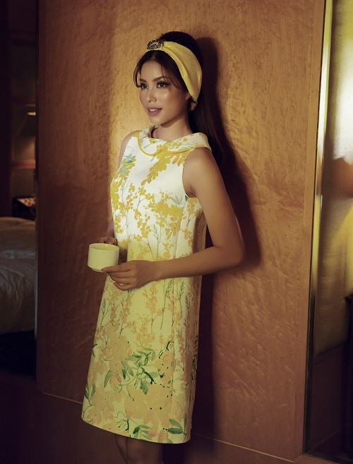 Những chiếc khăn turban đi kèm gợi lại hình ảnh quý cô châu Âu trong thập niên 60 với nét thanh lịch đặc trưng