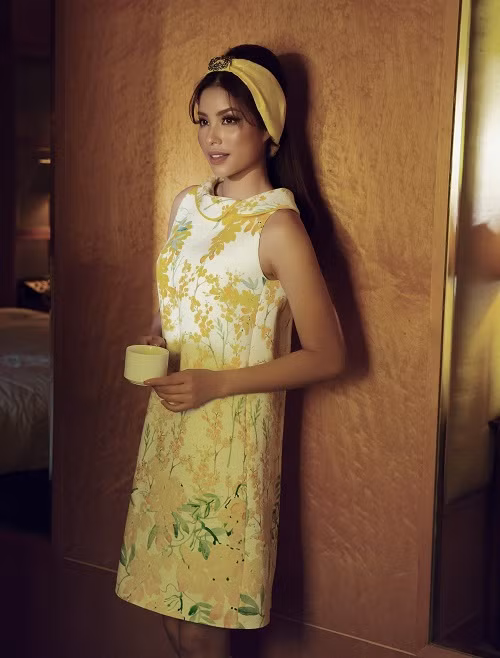 Những chiếc khăn turban đi kèm gợi lại hình ảnh quý cô châu Âu trong thập niên 60 với nét thanh lịch đặc trưng