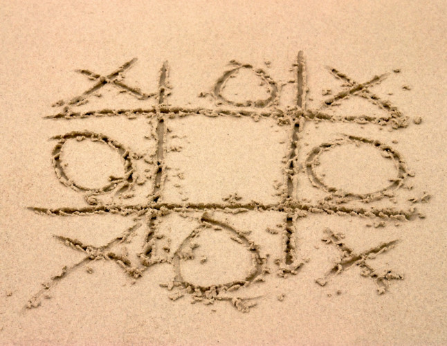 Chơi X.O: Chỉ cần một que củi là bạn có thể tận dụng khoảng trống trên cát với những trò chơi con nít. Nếu không có gì để làm thì tại sao bạn lại không thể thử nó?. Chơi X.O: Chỉ cần một que củi là bạn có thể tận dụng khoảng trống trên cát với những trò chơi con nít. Nếu không có gì để làm thì tại sao bạn lại không thể thử nó?.