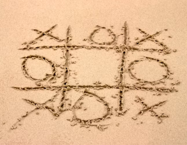 Chơi X.O: Chỉ cần một que củi là bạn có thể tận dụng khoảng trống trên cát với những trò chơi con nít. Nếu không có gì để làm thì tại sao bạn lại không thể thử nó?. Chơi X.O: Chỉ cần một que củi là bạn có thể tận dụng khoảng trống trên cát với những trò chơi con nít. Nếu không có gì để làm thì tại sao bạn lại không thể thử nó?.